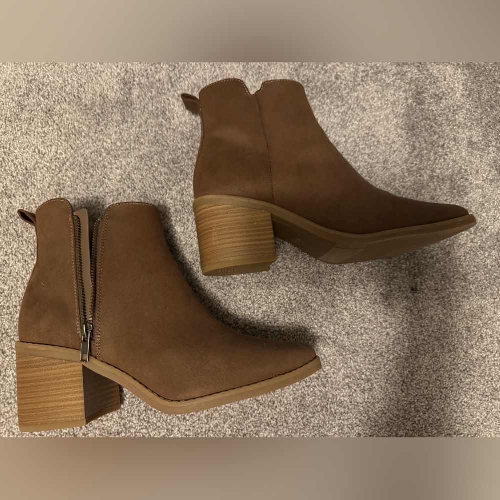 Universal Thread Woman’s Heeled Boots size 8.5